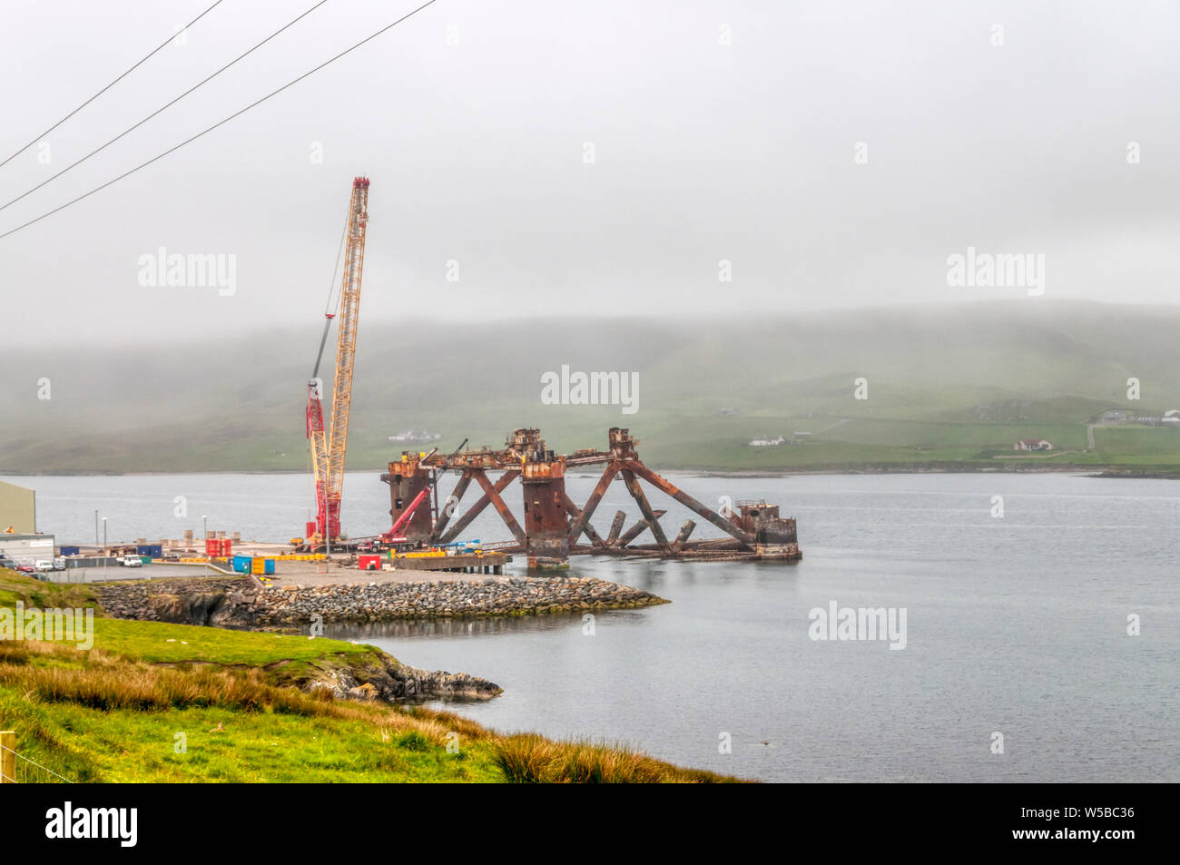 Dales Voe al norte de Lerwick en Shetland Mainland es una base para el desmantelamiento de las instalaciones costa afuera. Foto de stock