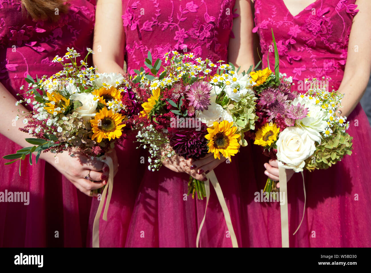 Tres damas de honor vestidos de encaje en color lila con ramos de flores frescas, el enfoque selectivo Fotografía de stock - Alamy Tres damas de honor vestidos de encaje en color lila con ramos de flores frescas, el enfoque selectivo Fotografía de stock - Alamy