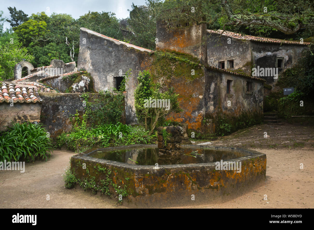 Fuente de agua de piedra octogonal en el patio ¿Tanque o hacer Terriero  Fonte claustro o patio en el convento de los Capuchinos, Colares, Portugal  Fotografía de stock - Alamy