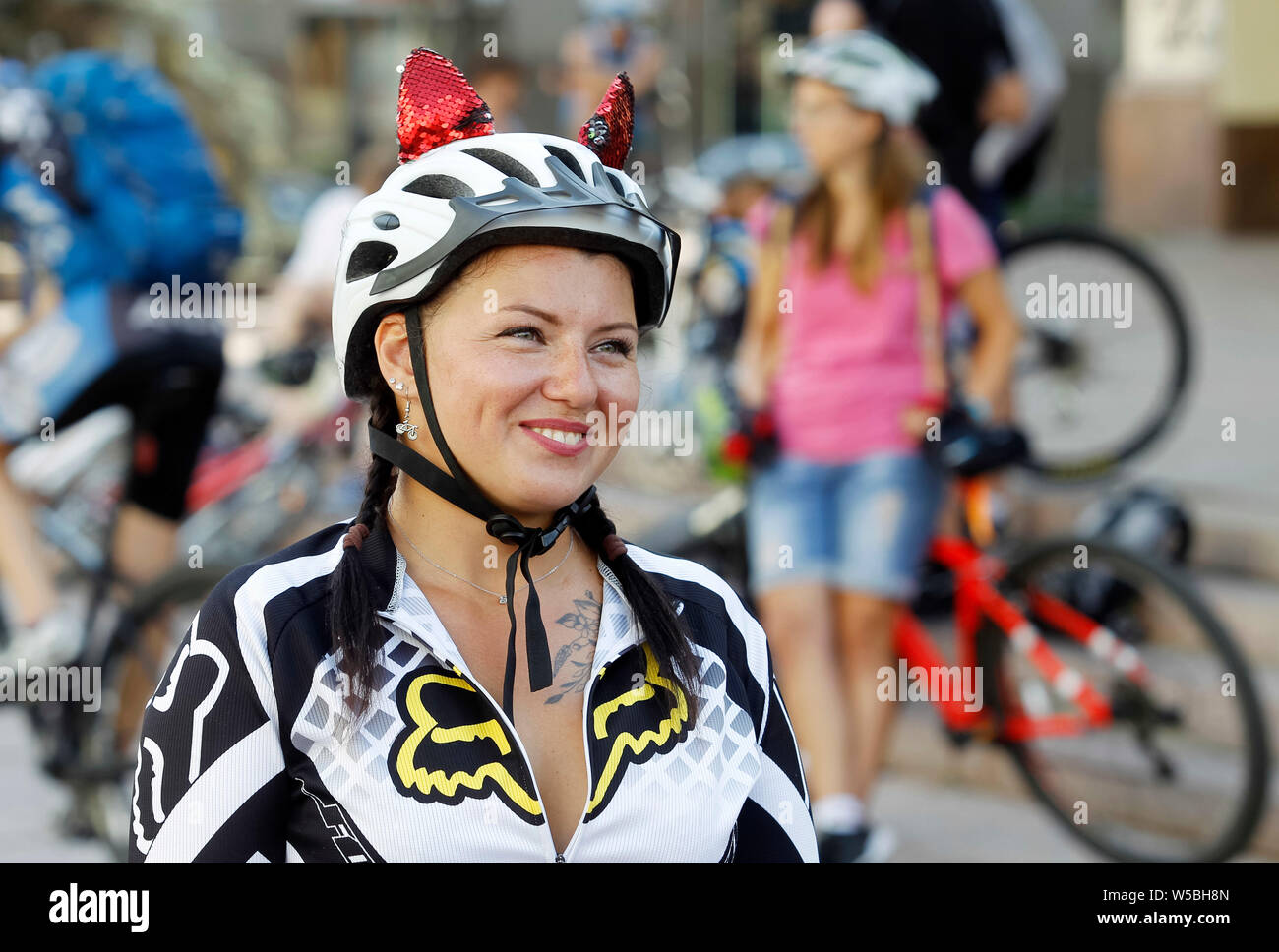 Mujer ucraniana en su caballo de marcha, durante el ciclo de Kyiv Chic 2019  mujeres desfile de bicicletas, en el centro de Kiev, Ucrania.Las mujeres se  reúnen con sus bicicletas junto a