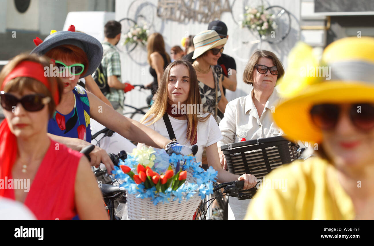 Las mujeres ucranianas y niñas vestían ropas diferentes asistir al ciclo de Kyiv Chic 2019 mujeres desfile bicicletas, en el centro de Kiev, Ucrania.Las mujeres reúnen con sus bicicletas junto