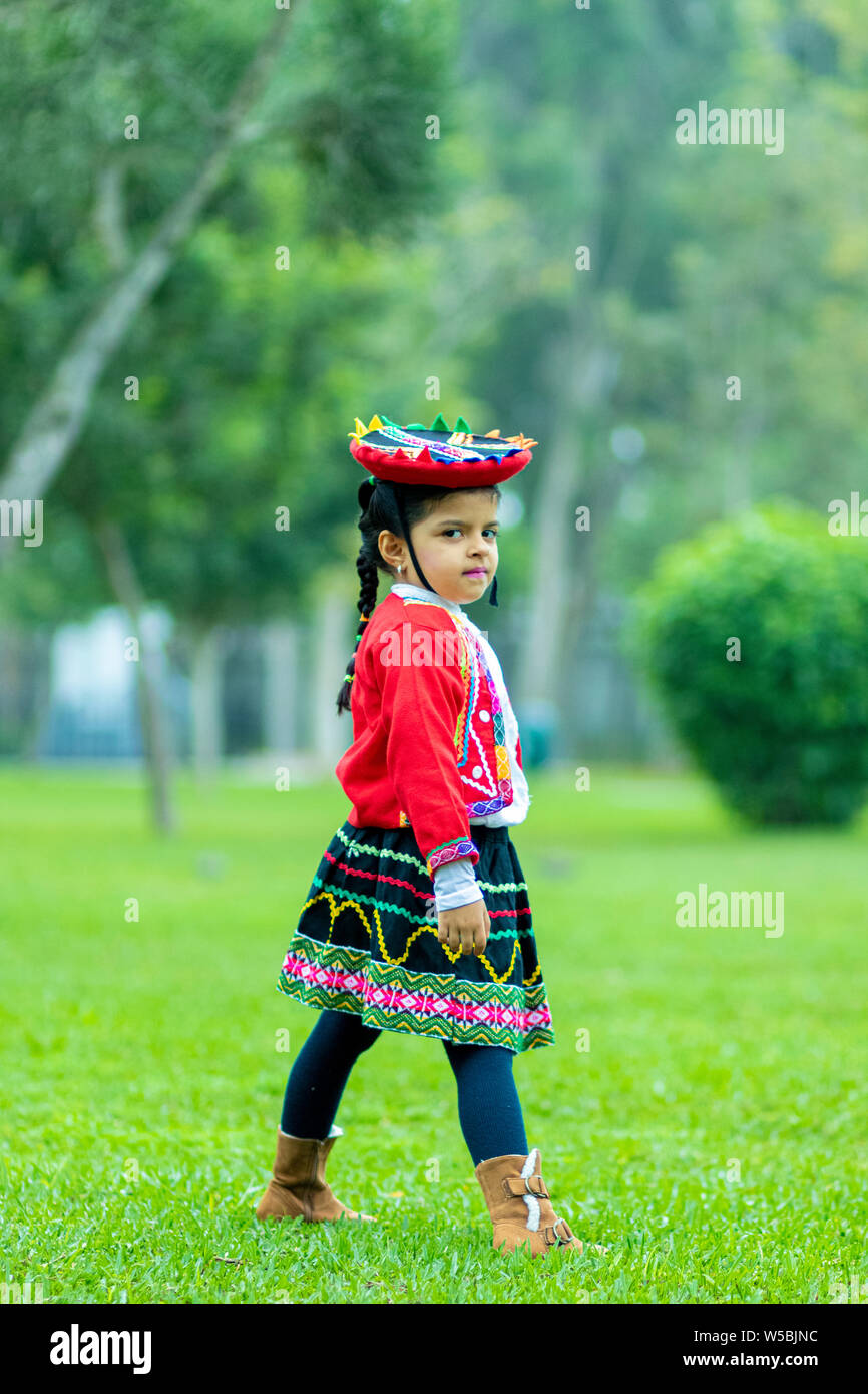 servidor Aburrido Polinizar Hermosa niña vestida como Ñusta, trajes típicos de Cusco en Perú Fotografía  de stock - Alamy