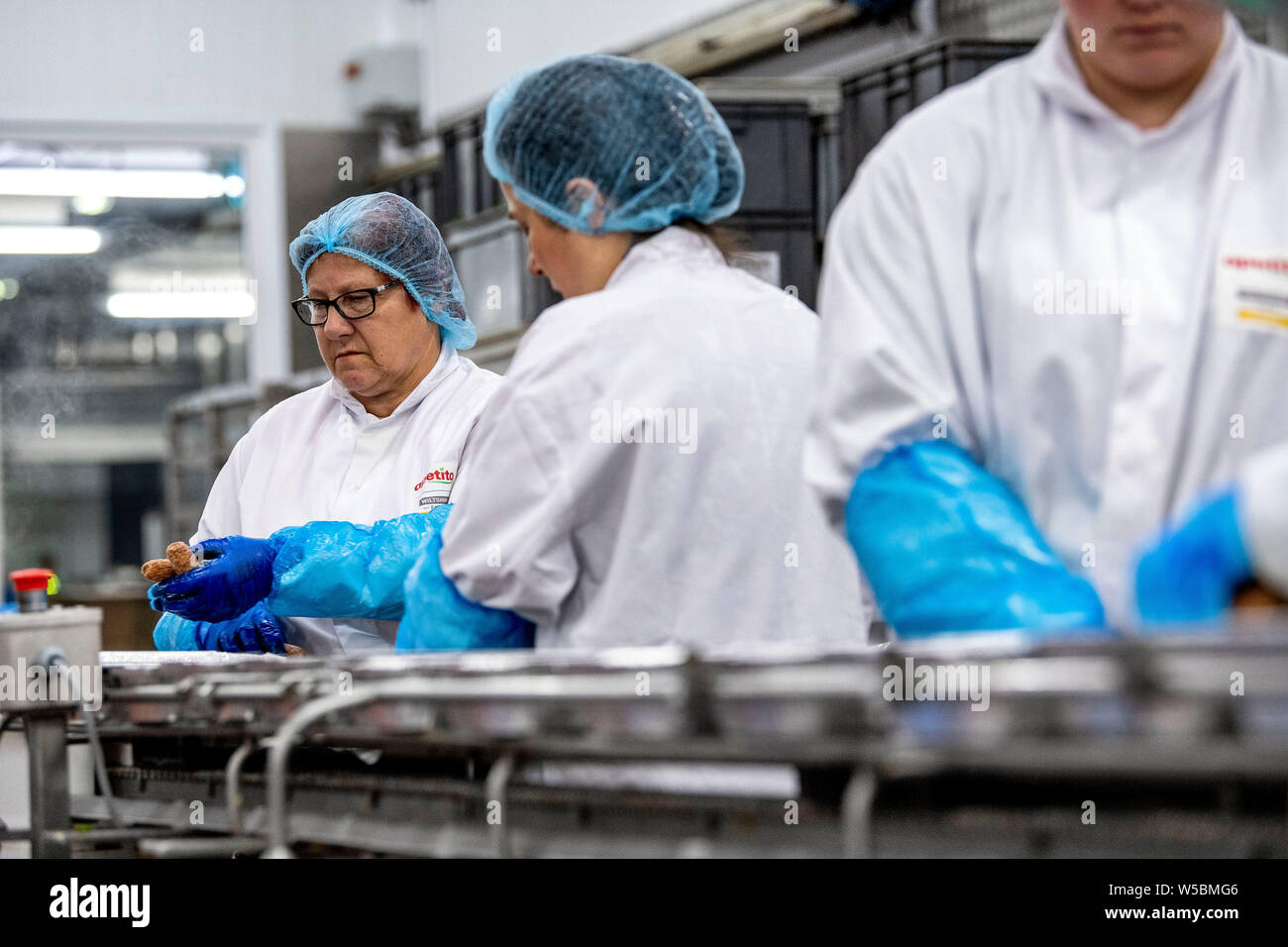 Detrás de las escenas en la fábrica de apetito en Trowbridge, Wiltshire, lo que hace que la producción masiva de hospitales del NHS en el Reino Unido. Foto de stock