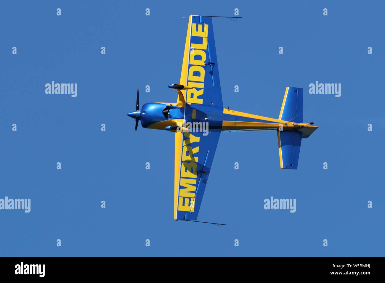 Embry-Riddle Extra 330LX monoplano vuela a lo largo de la costa del Pacífico durante la Gran Airshow en Huntington Beach, California el 19 de octubre, 2018 Foto de stock