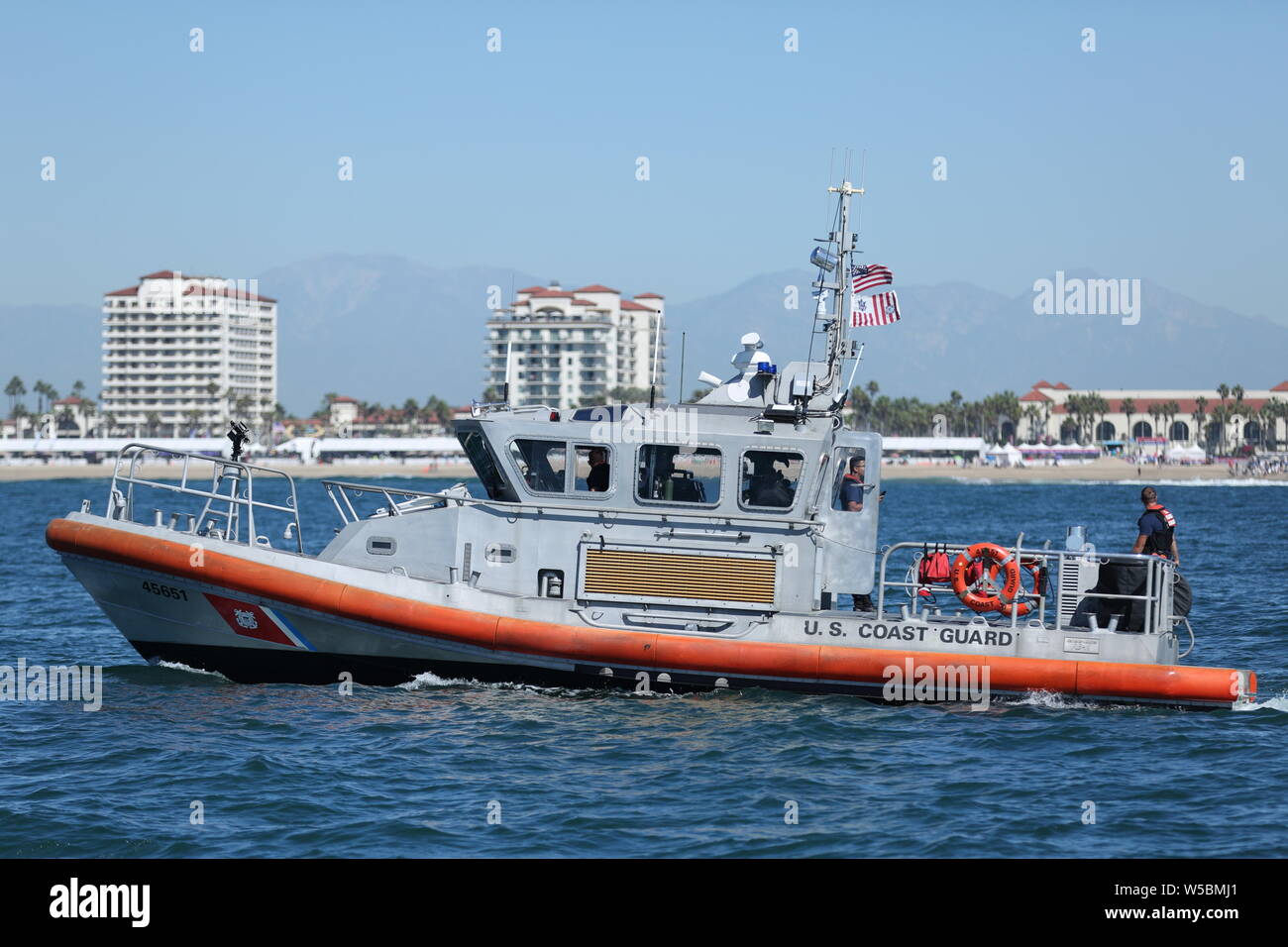 Barco de la Guardia Costera de los Estados Unidos mantener la vigilancia durante la Gran pacífico Airshow en Huntington Beach, California el 19 de octubre, 2018 Foto de stock