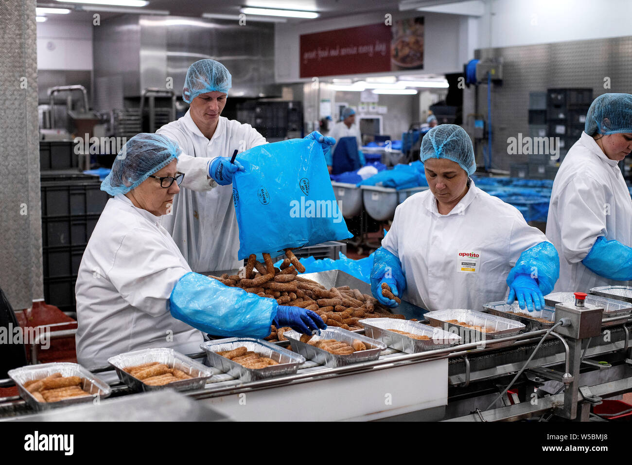 Detrás de las escenas en la fábrica de apetito en Trowbridge, Wiltshire, lo que hace que la producción masiva de hospitales del NHS en el Reino Unido. Foto de stock