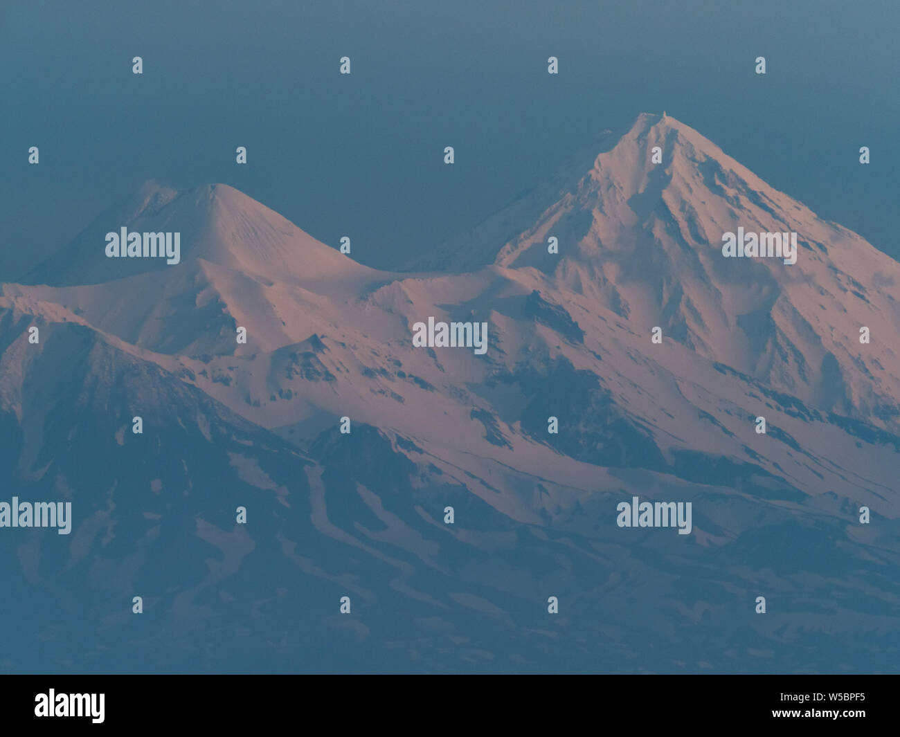 La década de los volcanes cerca de Kamtchatka Petrapavlovsk-Kamchatsky en Rusia Foto de stock