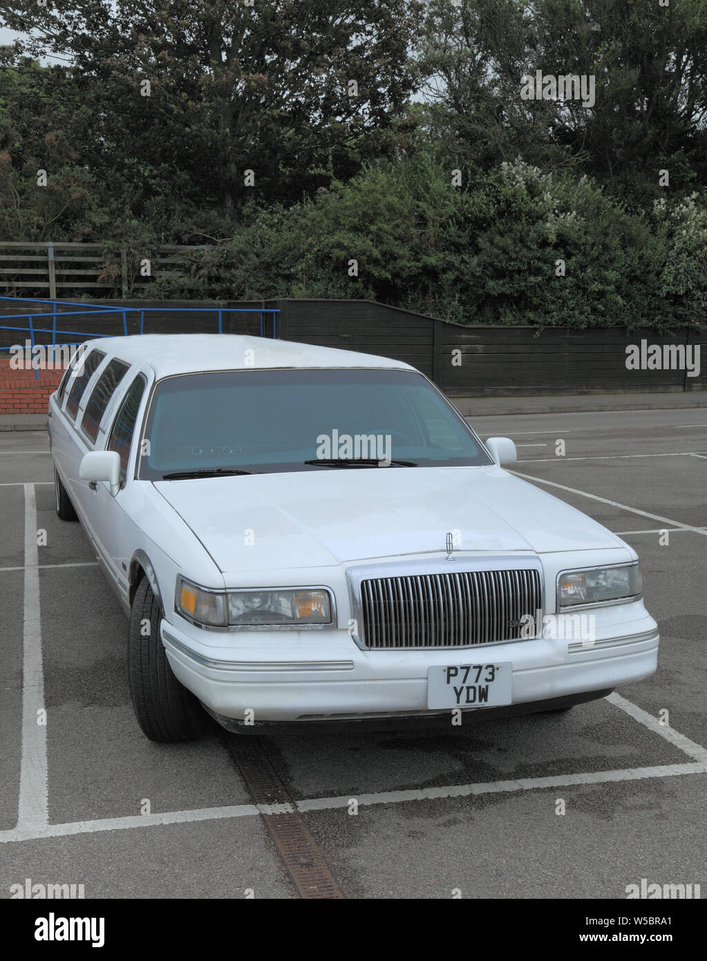 Una limusina, limo, Lincoln fabricación, coche, vehículo, teniendo 2 bahías, bahías de estacionamiento Foto de stock