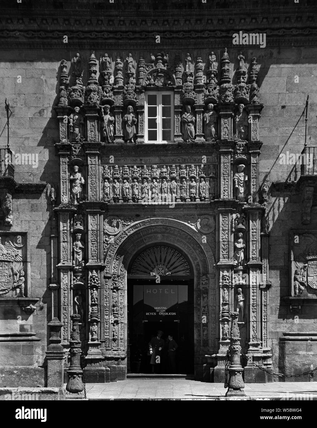 FOTOGRAFIA DE LOS AÑOS 50 DE LA PORTADA PRINCIPAL DEL HOSPITAL REAL  CONSTRUCCION DEL SIGLO XVI convertida en HOSTAL DE LOS REYES CATÓLICOS.  Autor: BLAS MARTÍN DE / COLAS GUILLEM. Ubicación: El