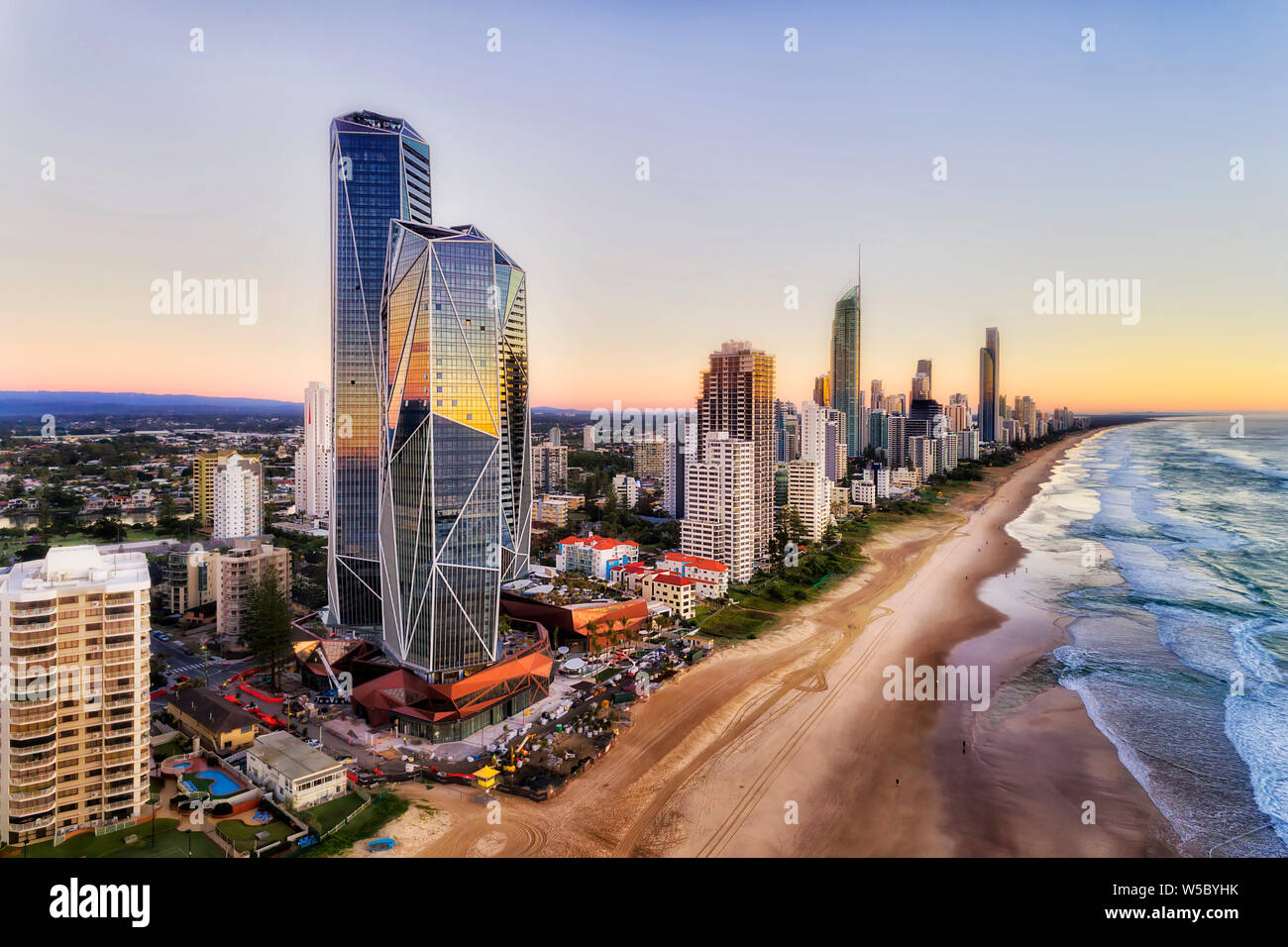 La arquitectura moderna de rascacielos en la costa del océano Pacífico sobre amplia y larga playa de arena, Surfers Paradise, en la Costa de Oro australiana. Foto de stock