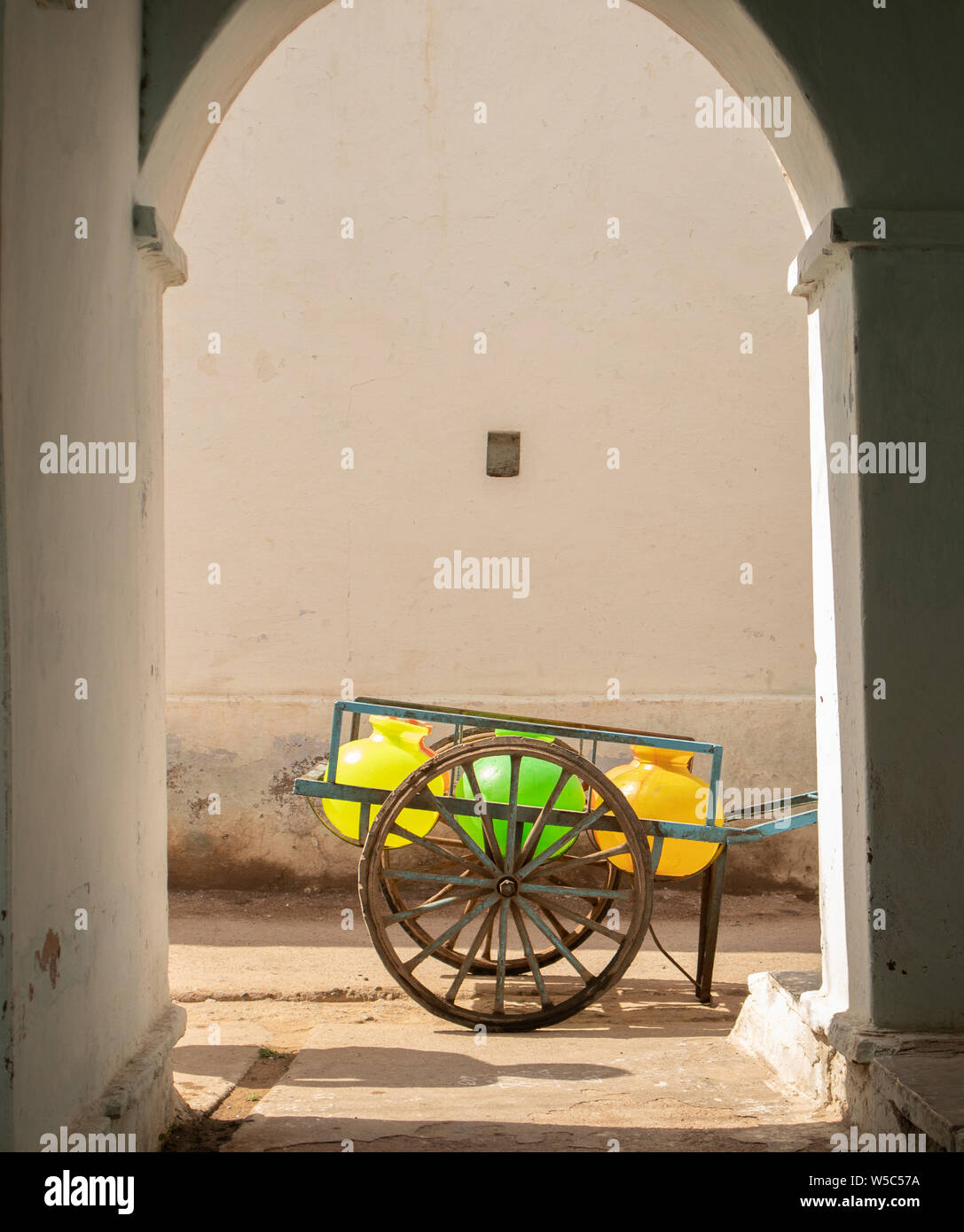 La crisis del agua en la India, la gente utiliza agua cesta para obtener el agua desde lugares lejanos Foto de stock