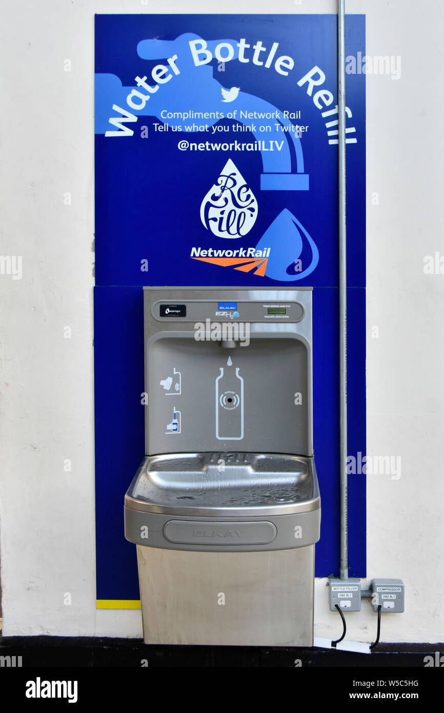 Rellenar la botella de agua potable fuente proporcionados gratuitamente en la estación de tren por Network Rail ayudar a reutilizar y disminuir la contaminación de la basura plástica Liverpool Inglaterra Foto de stock