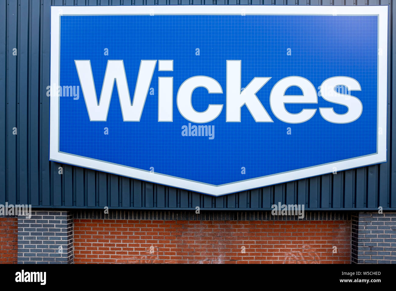 Wickes tienda de bricolaje firmar en pared exterior UK Foto de stock