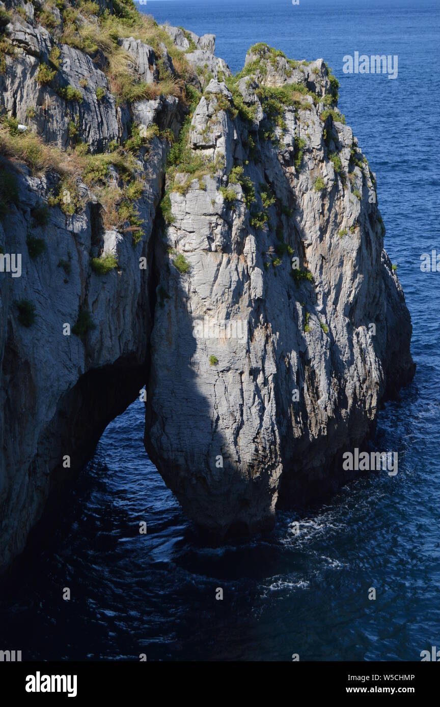Maravillosos arco formado en las rocas de la costa en el Paseo Marítimo de Castrourdiales. El 27 de agosto de 2013. Castrourdiales, Cantabria, España. Vacaciones Nat Foto de stock