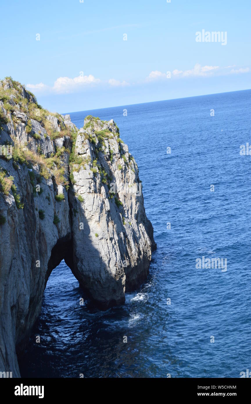 Maravillosos arco formado en las rocas de la costa en el Paseo Marítimo de Castrourdiales. El 27 de agosto de 2013. Castrourdiales, Cantabria, España. Vacaciones Nat Foto de stock