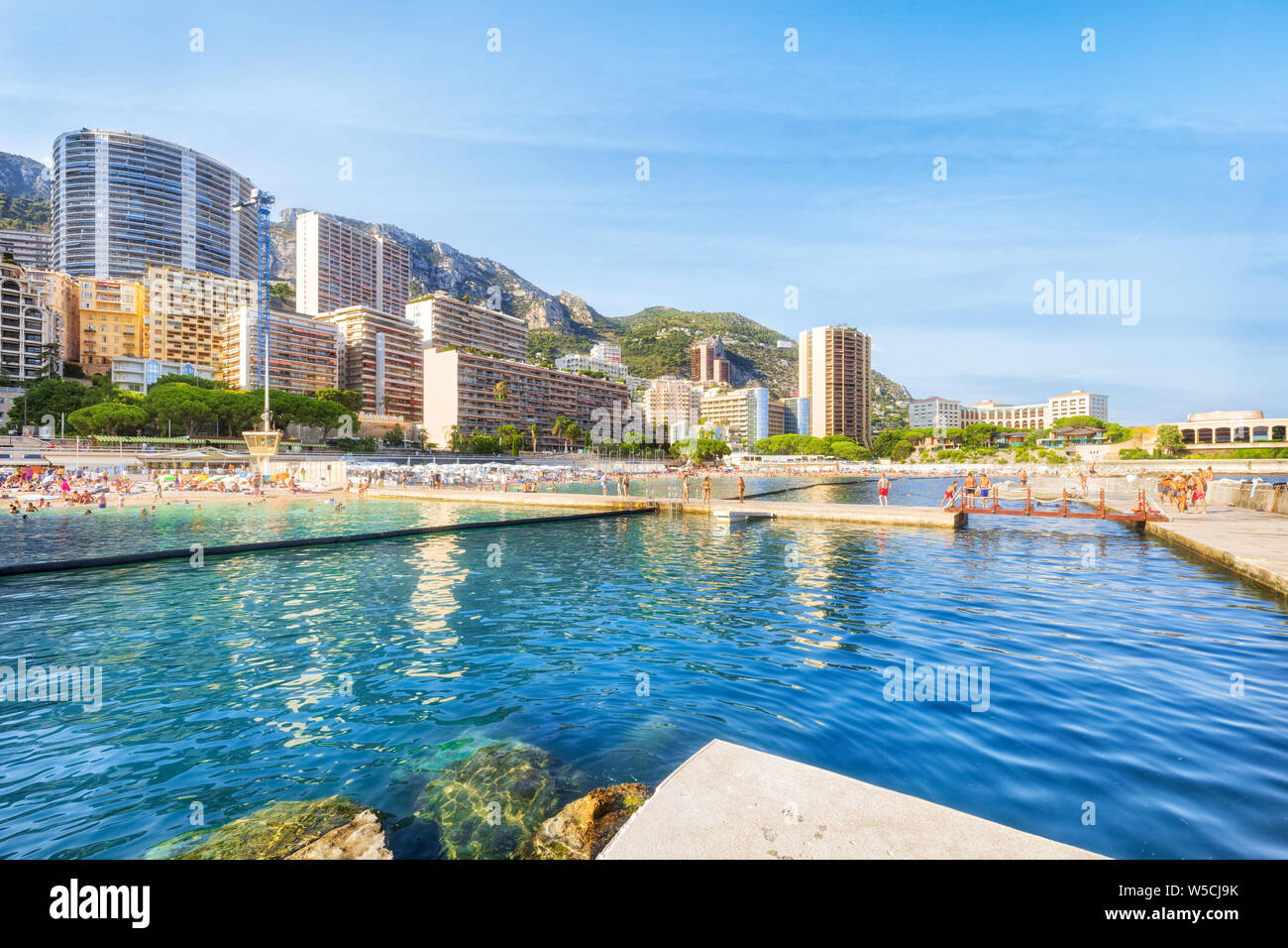 La playa pública de Mónaco en verano Foto de stock