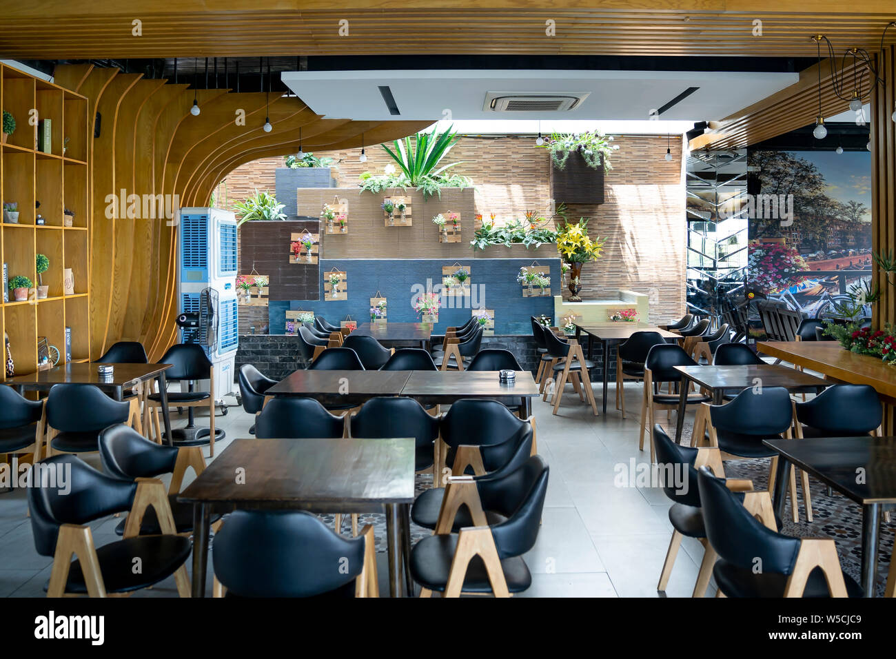 Decorar el interior de un Moc Tra cafe en Qui Nhon ciudad, Vietnam. Salón  de estilo café, el interior de la cafetería Fotografía de stock - Alamy