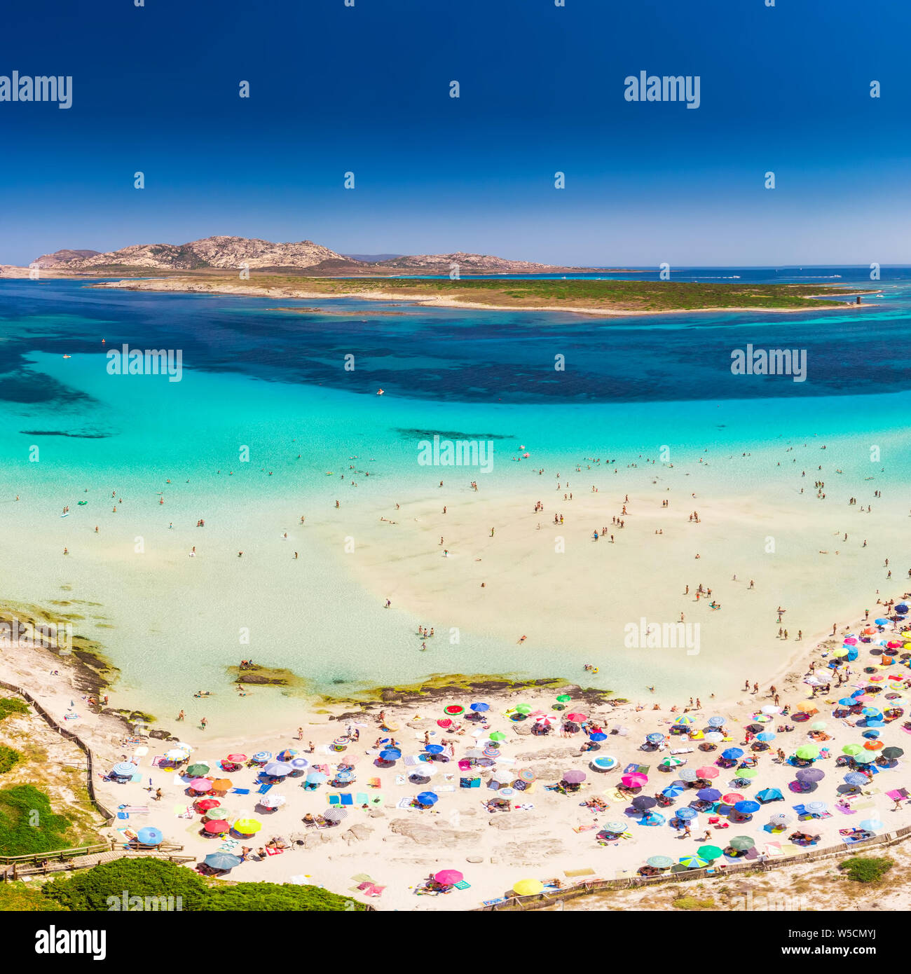 La famosa playa de la Pelosa con Torre della Pelosa en Cerdeña, la isla de Cerdeña, Italia, Europa. Foto de stock
