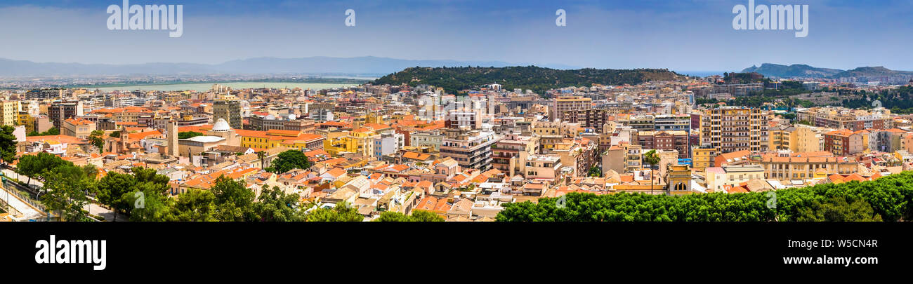 Vista panorámica del casco antiguo de Cagliari, Cerdeña, Italia, Europa. Foto de stock