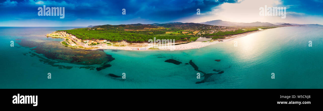 Playa Santa Lucía Graniro con casco antiguo en la región italiana de Cerdeña, el Mar Tirreno, Cerdeña, Italia, Europa. Foto de stock