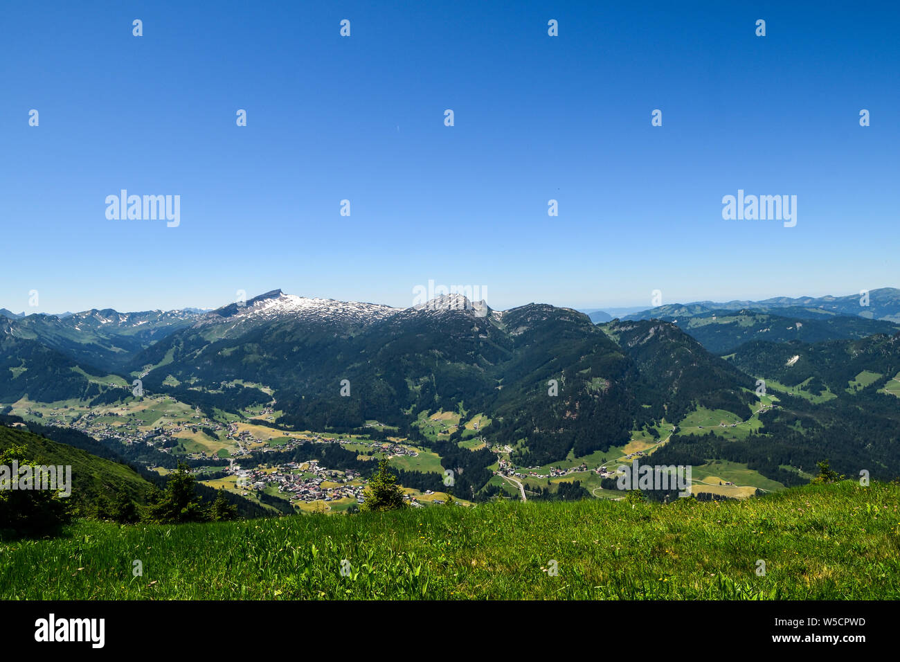 Montaña Hoher Ifen en el valle de Kleinwalsertal, en la región de Allgäu Alpes en Austria. Foto de stock
