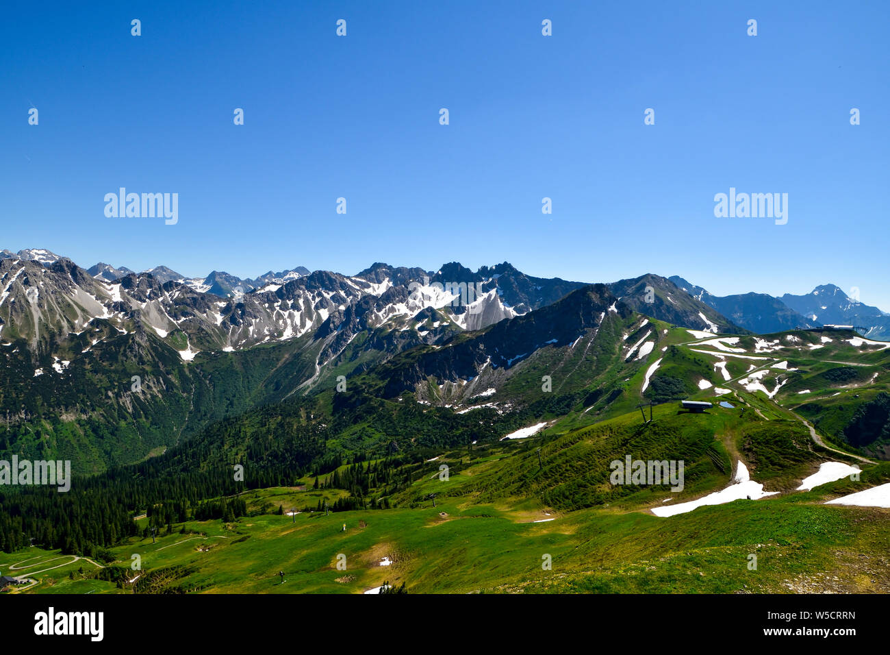 Idílico paisaje de montaña en los Alpes. Foto de stock