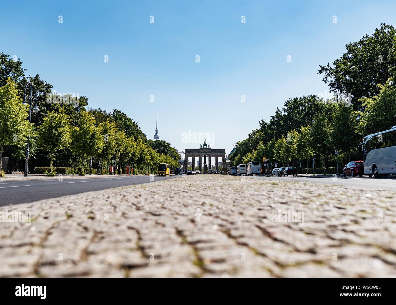 Ángulo de visión baja de la Puerta de Brandenburgo y la calle 17 de junio en Berlín, Alemania, en un día soleado de verano Foto de stock