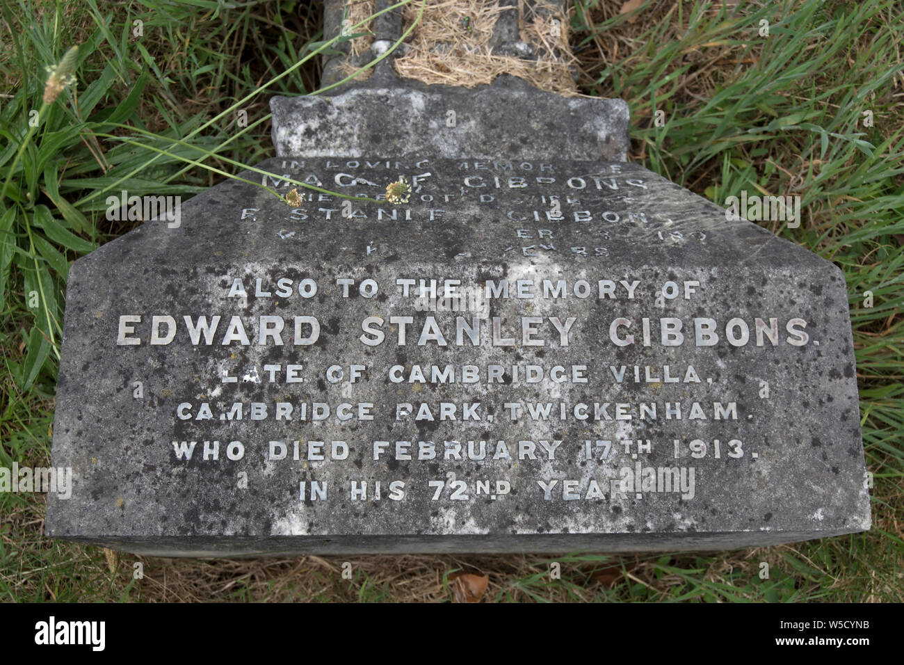 Las ruinosas tumba de Edward Stanley Gibbons, Sello del concesionario y fundador de la compañía stanley Gibbons, Twickenham, cementerio, Inglaterra Foto de stock