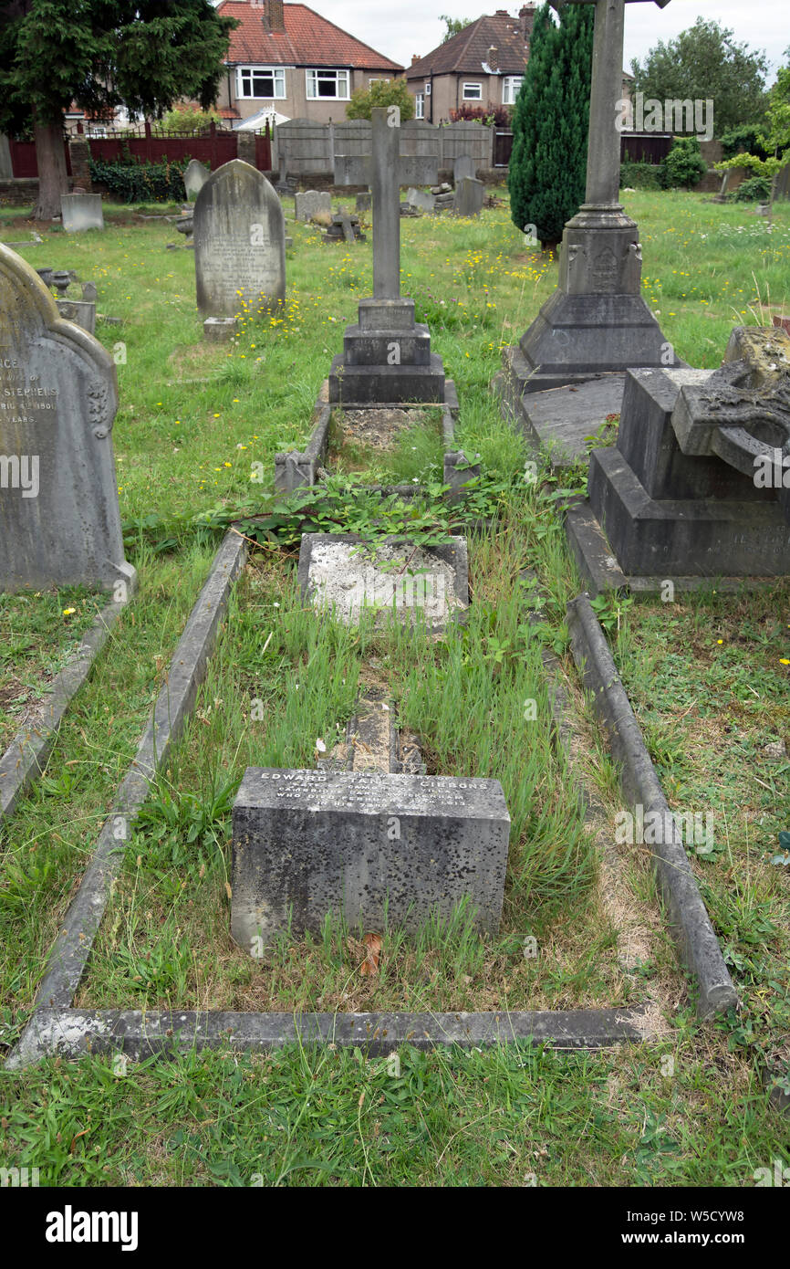 Las ruinosas tumba de Edward Stanley Gibbons, Sello del concesionario y fundador de la compañía stanley Gibbons, Twickenham, cementerio, Inglaterra Foto de stock