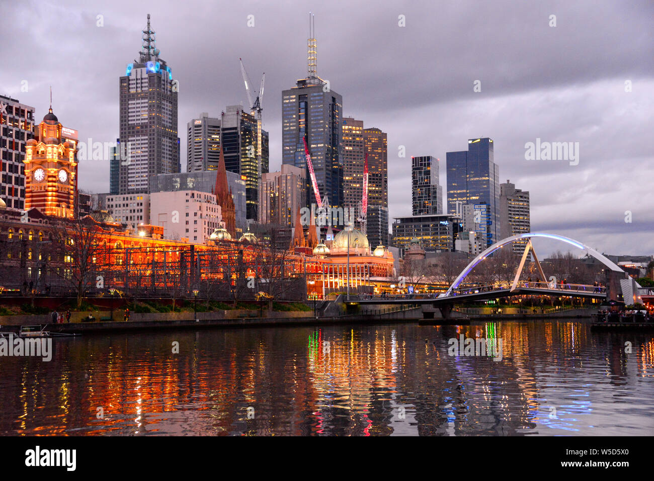 En la noche de la ciudad de Melbourne, Melbourne, Victoria, Australia Foto de stock