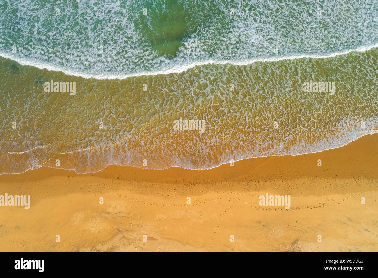 Vista aérea de las olas del mar en una playa de arena, en el sur de África Foto de stock