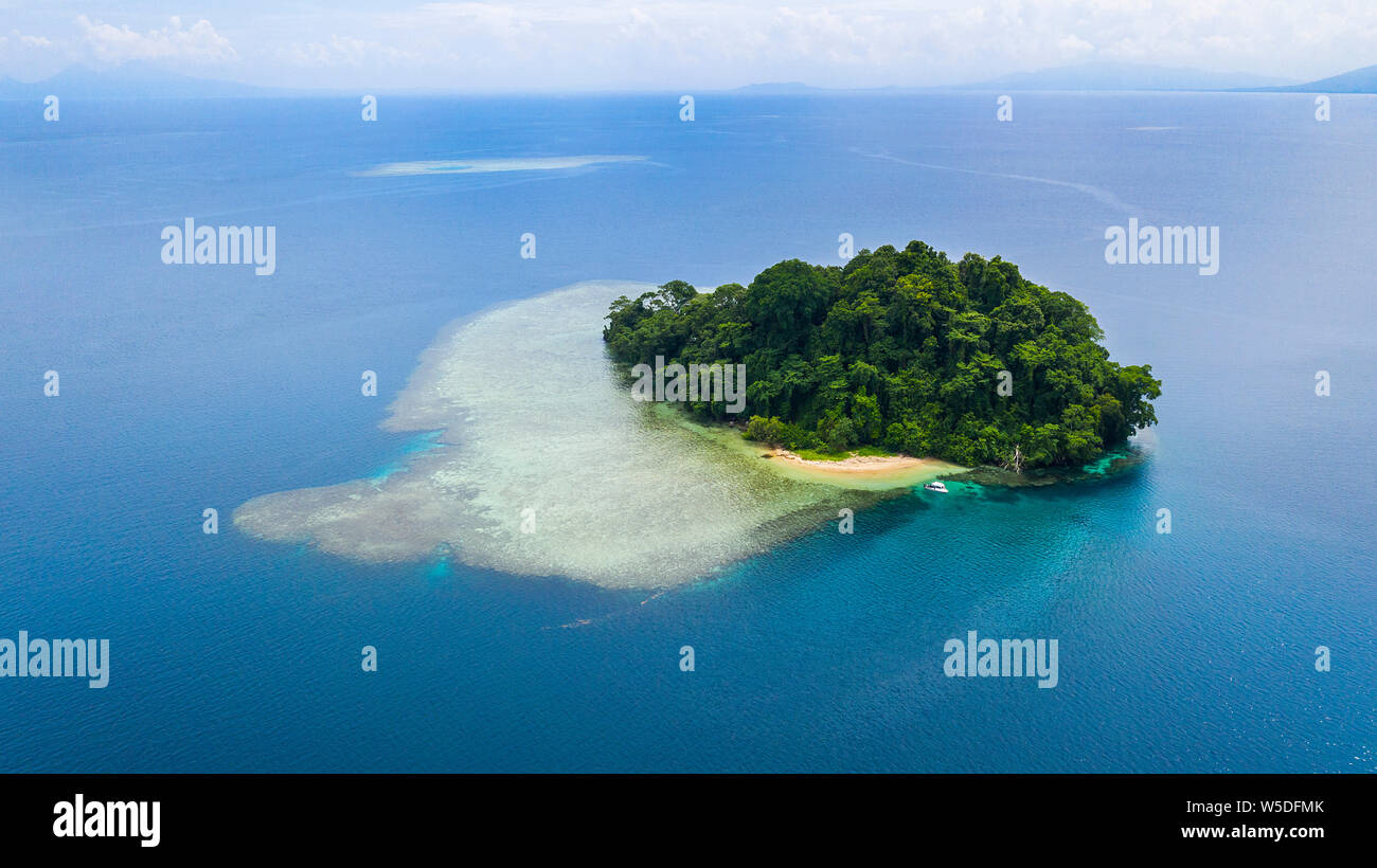 Vista aérea de la isla, Restorf Kimbe Bay, Nueva Bretaña, Papua Nueva Guinea Foto de stock
