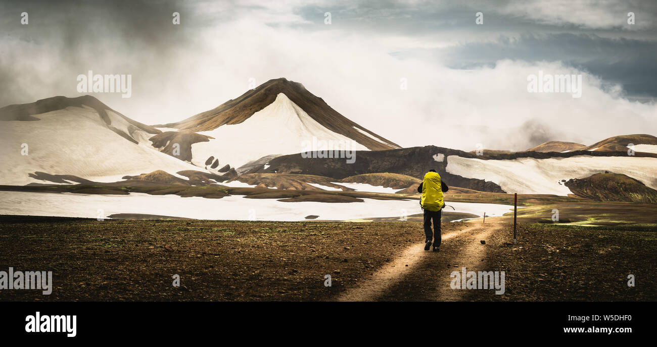 Caminante caminando hacia el volcán en Laugavegur trek, Islandia Foto de stock