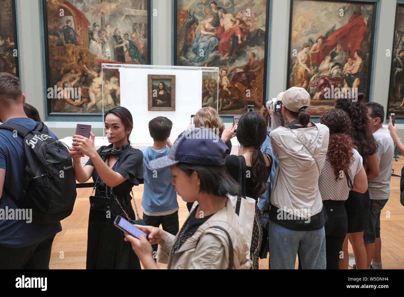 La Mona Lisa en la pantalla temporalmente en la Galerie MEDICIS Foto de stock