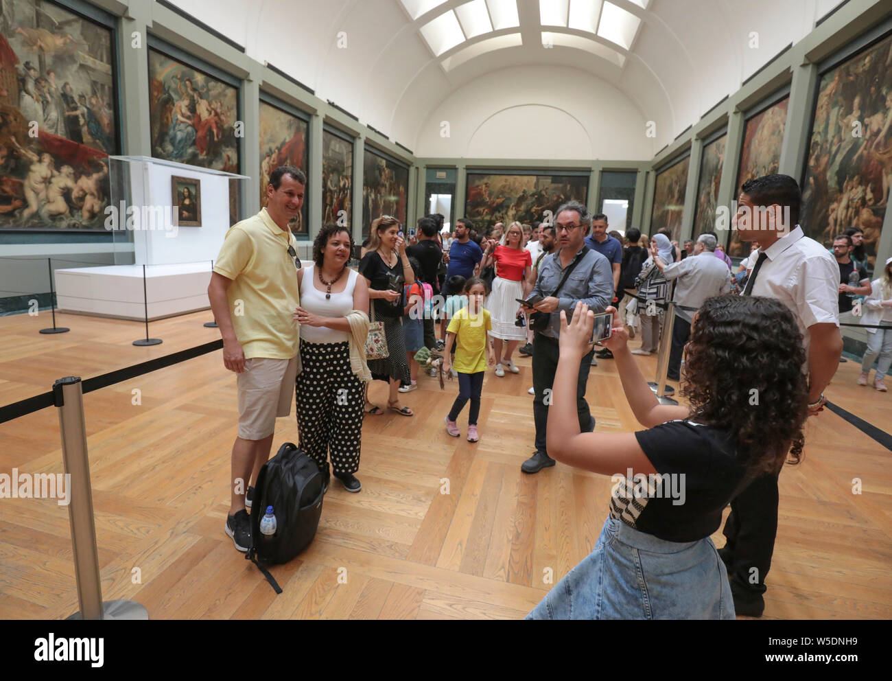 La Mona Lisa en la pantalla temporalmente en la Galerie MEDICIS Foto de stock