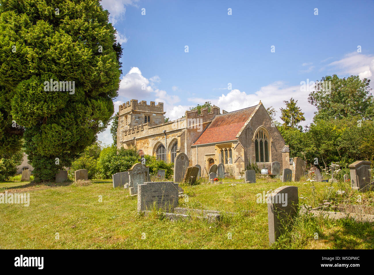 El cementerio del pueblo y lápidas en la iglesia de todos los Santos Weston En Avon Warwickshire Inglaterra Reino Unido un edificio de Grado I Foto de stock
