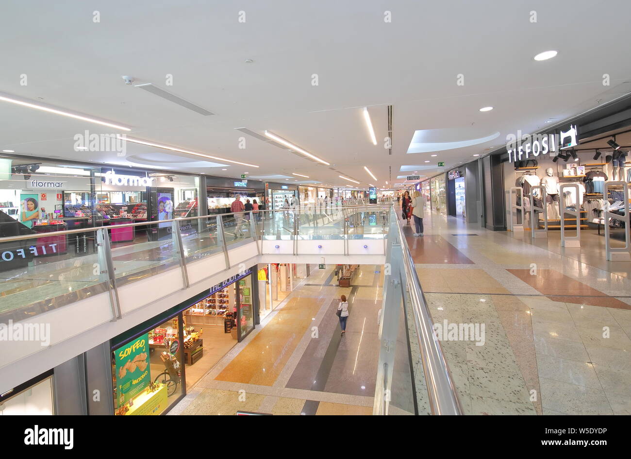 La gente visita Centro Comercial Príncipe Pío Centro Comercial Madrid  España Fotografía de stock - Alamy