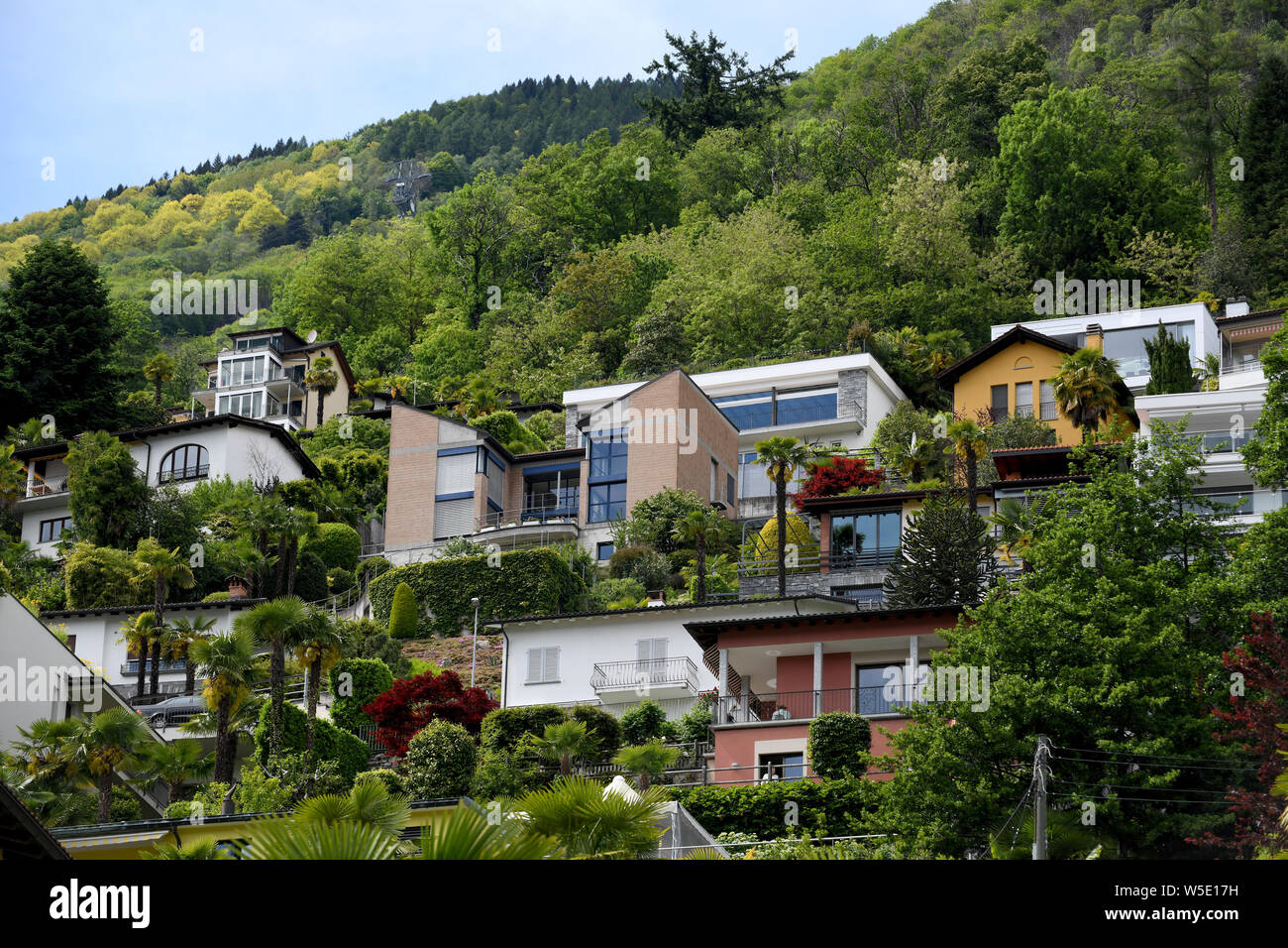 Modernos apartamentos con vistas al Lago Maggiore en Locarno en la parte italiana de Suiza Foto de stock