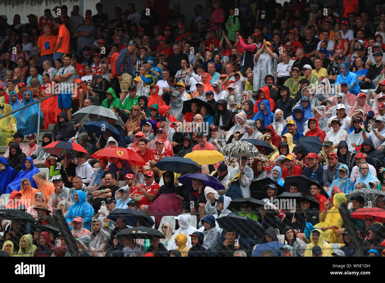 Hockenheimring, Hockenheim, Alemania. 28 de julio de 2019. Fórmula 1 Grand Prix Alemán Mercedes-Benz; día de la raza; Los fans se preparan para la lluvia Crédito: Además de los deportes de acción/Alamy Live News Foto de stock