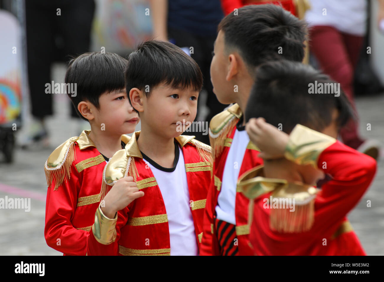 Hong Kongese hijos tengan un descanso del desfile del Año Nuevo Chino la práctica Foto de stock