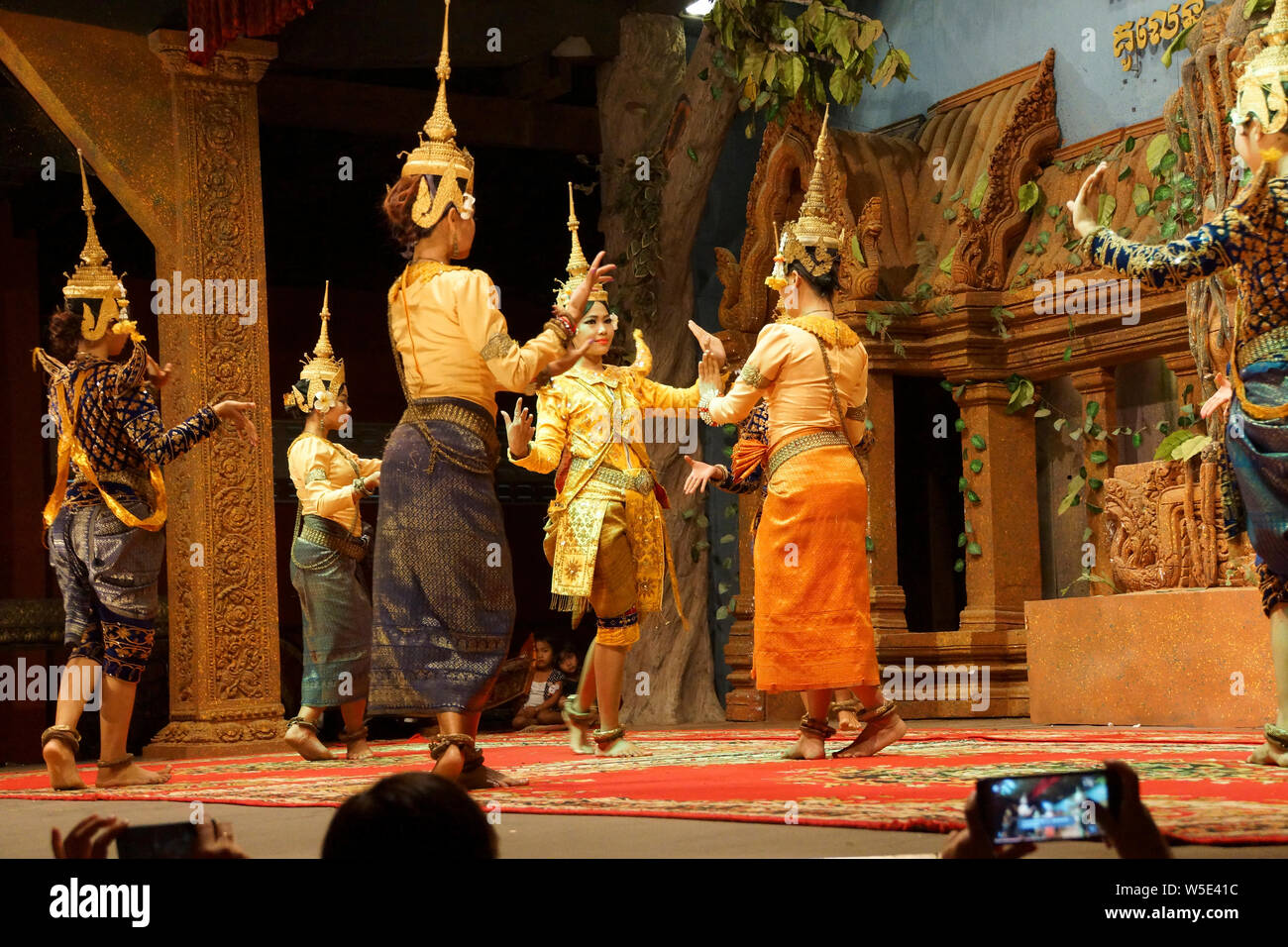 En SIEM REAP, Camboya - Feb 14, 2015 - Solo Apsara bailarín utiliza los gestos de la mano para contar una historia, Siem Reap, Camboya Foto de stock