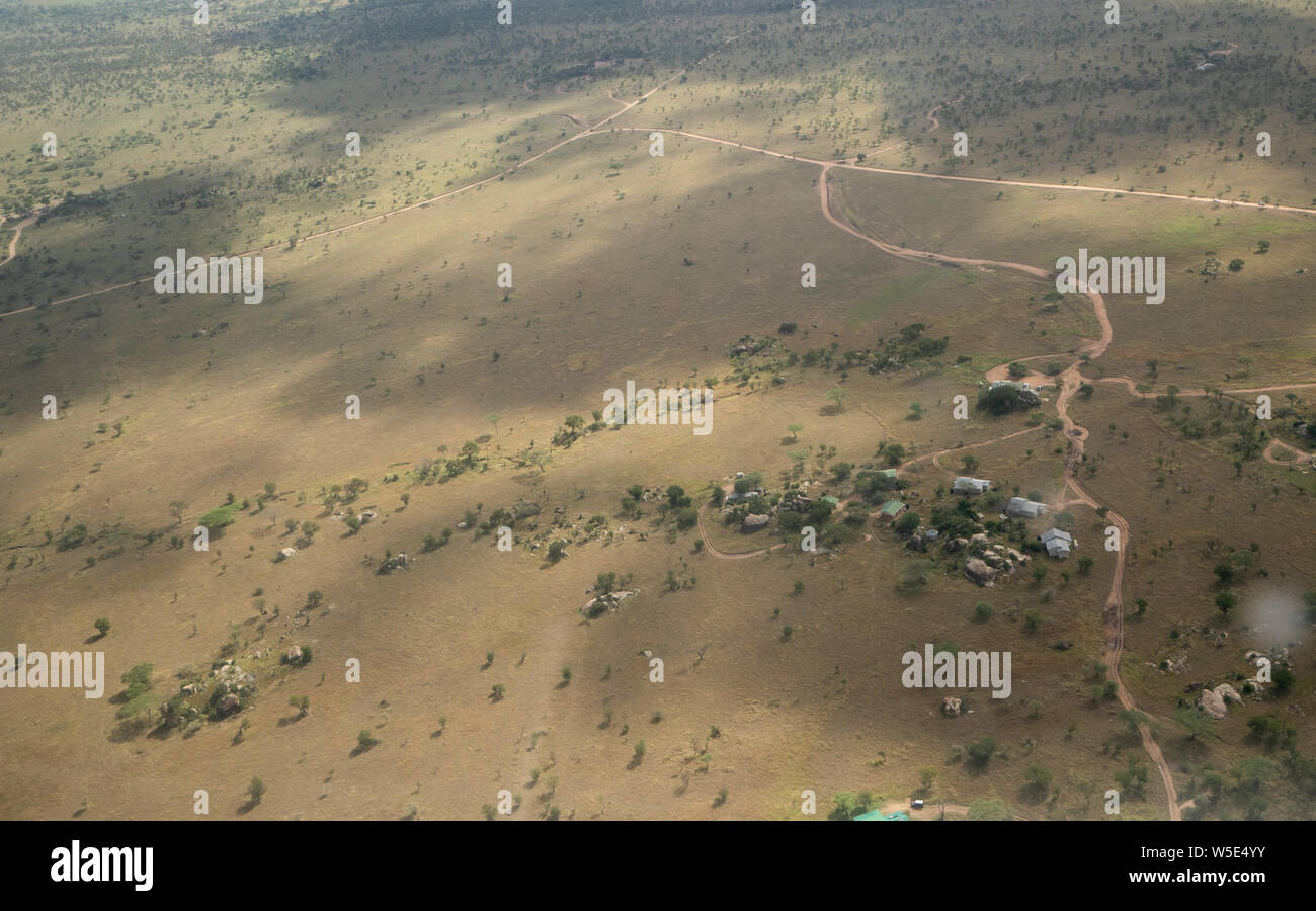 La fotografía aérea de los pastizales en el Parque nacional Serengeti, Tanzania Foto de stock
