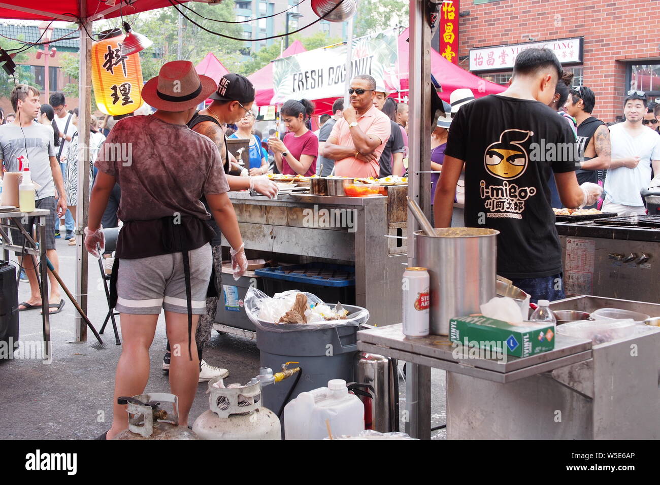 Los vendedores preparando la comida en el Ottawa Asian Fest mercado nocturno, 2019. Ottawa, Ontario, Canadá. Foto de stock