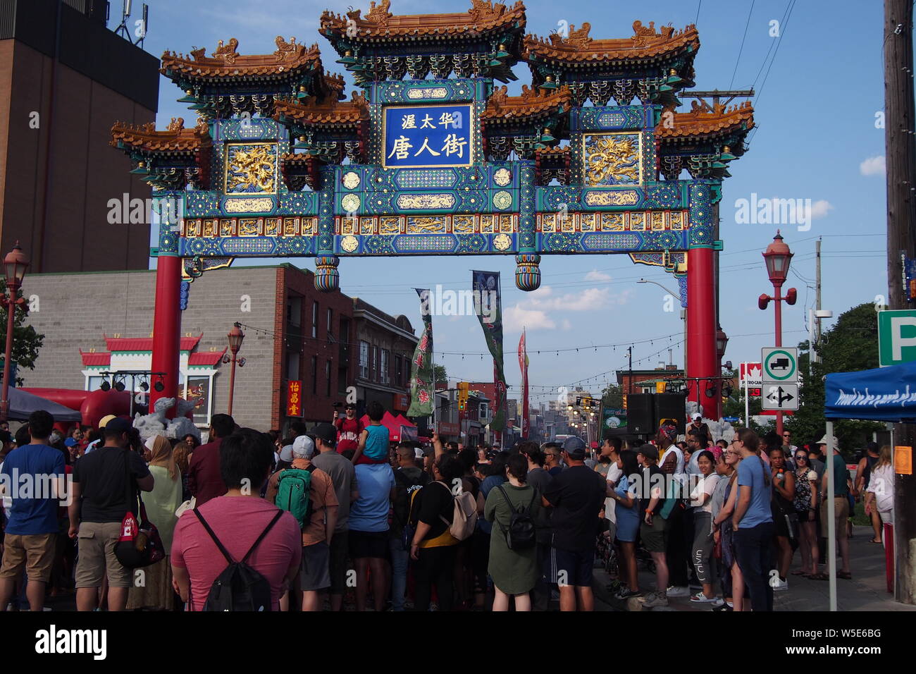Escenario público bajo la Chinatown Gateway, Somerset Street, Ottawa Asian Fest mercado nocturno, 2019. Ottawa, Ontario, Canadá. Foto de stock