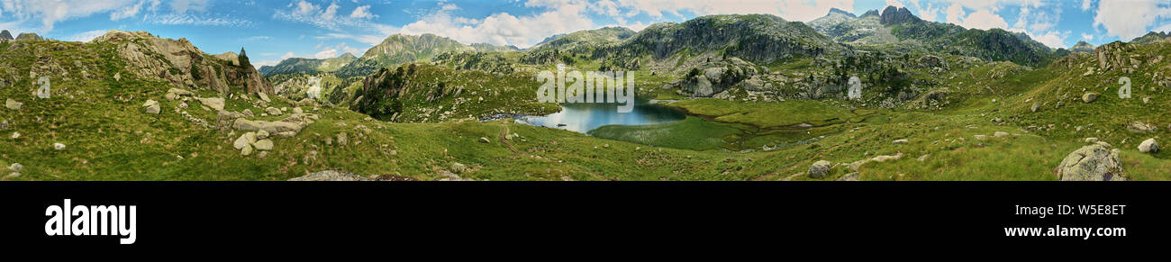 Panorámicas del Baish Gargolhes Estanh des de lago, en el Parque Nacional de Aigüestortes i Estany de Sant Maurici (valle de Arán, Lleida, Pirineos, Cataluña, España) Foto de stock
