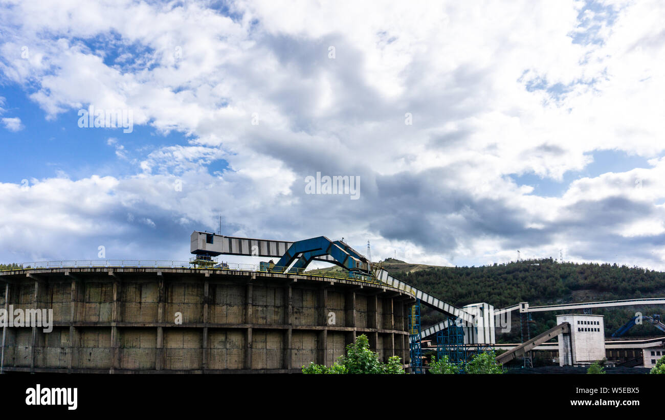 KARDEMIR, Turquía - 15 de julio de 2019: Vista del depósito de carbón. Kardemir Karabuk fábrica de hierro y acero, Karabuk, Turquía Foto de stock