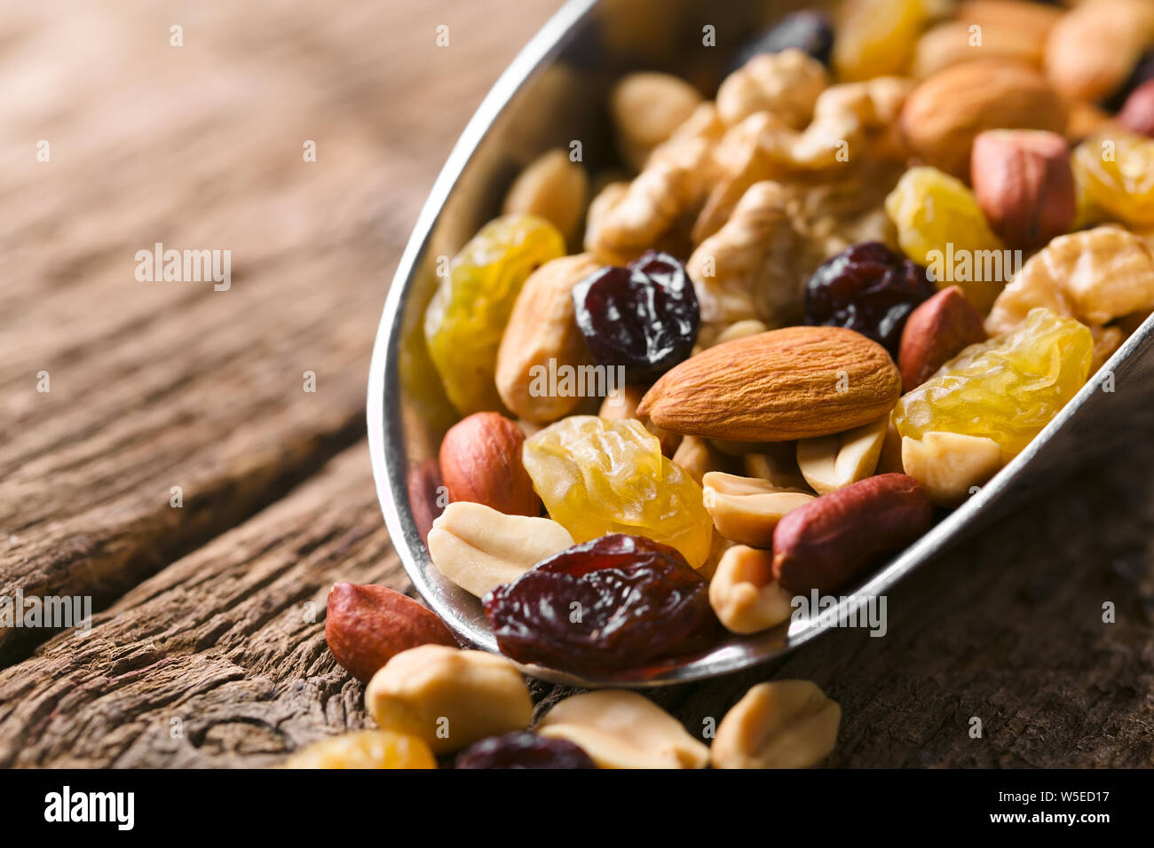 Trail mix saludable snack de frutos secos (almendras, nueces, maní) y  frutos secos (pasas, Sultana) sobre hierro scoop (enfoque selectivo  Fotografía de stock - Alamy
