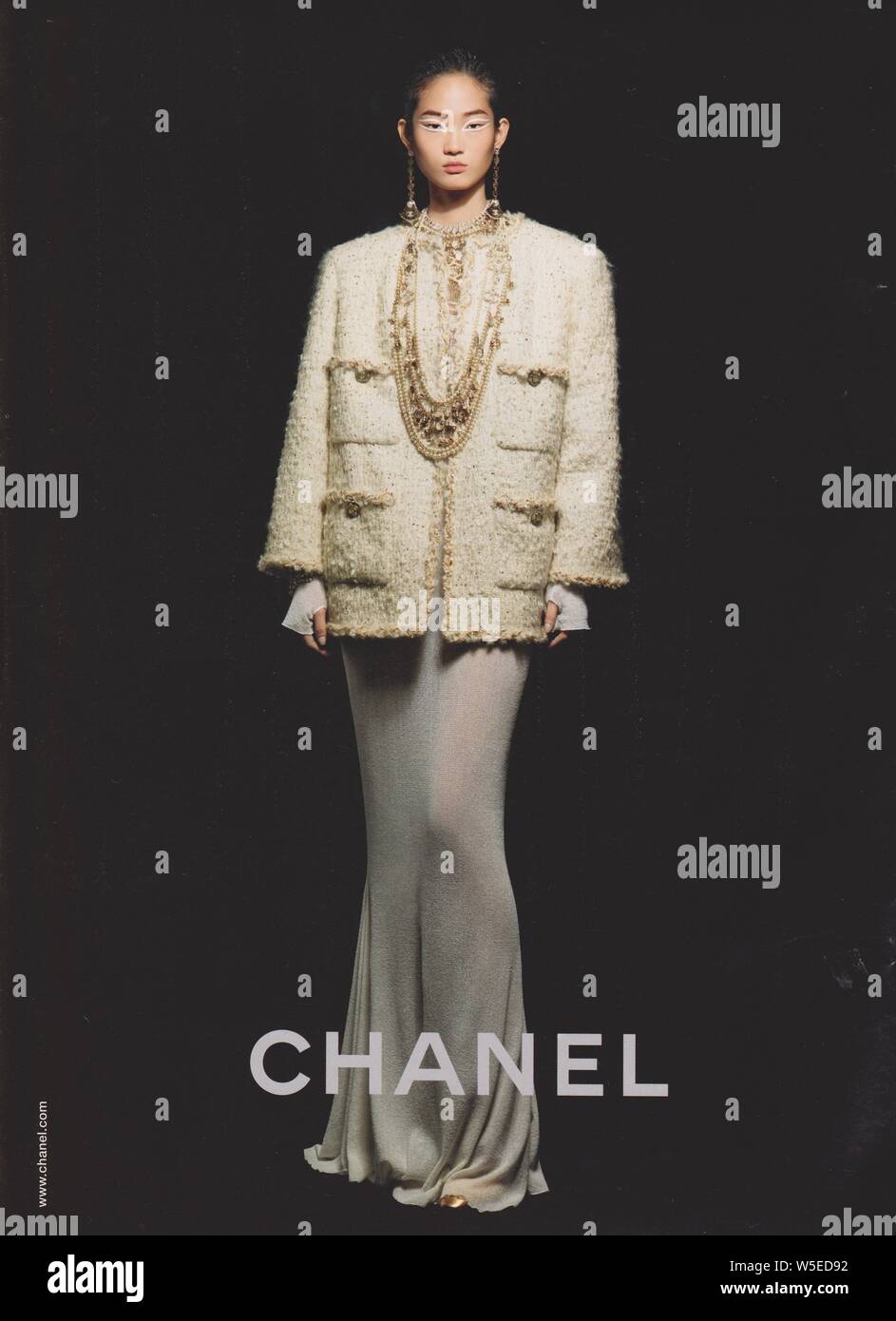 Drama crema impulso Cartel de publicidad chanel con Hyun Ji Shin en revista en papel desde el  año 2019, la publicidad, el creativo del anuncio de Chanel desde 2010s  Fotografía de stock - Alamy