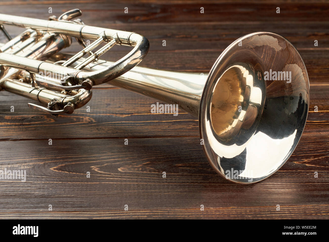 Cierre trompeta sobre fondo de madera. Foto de stock