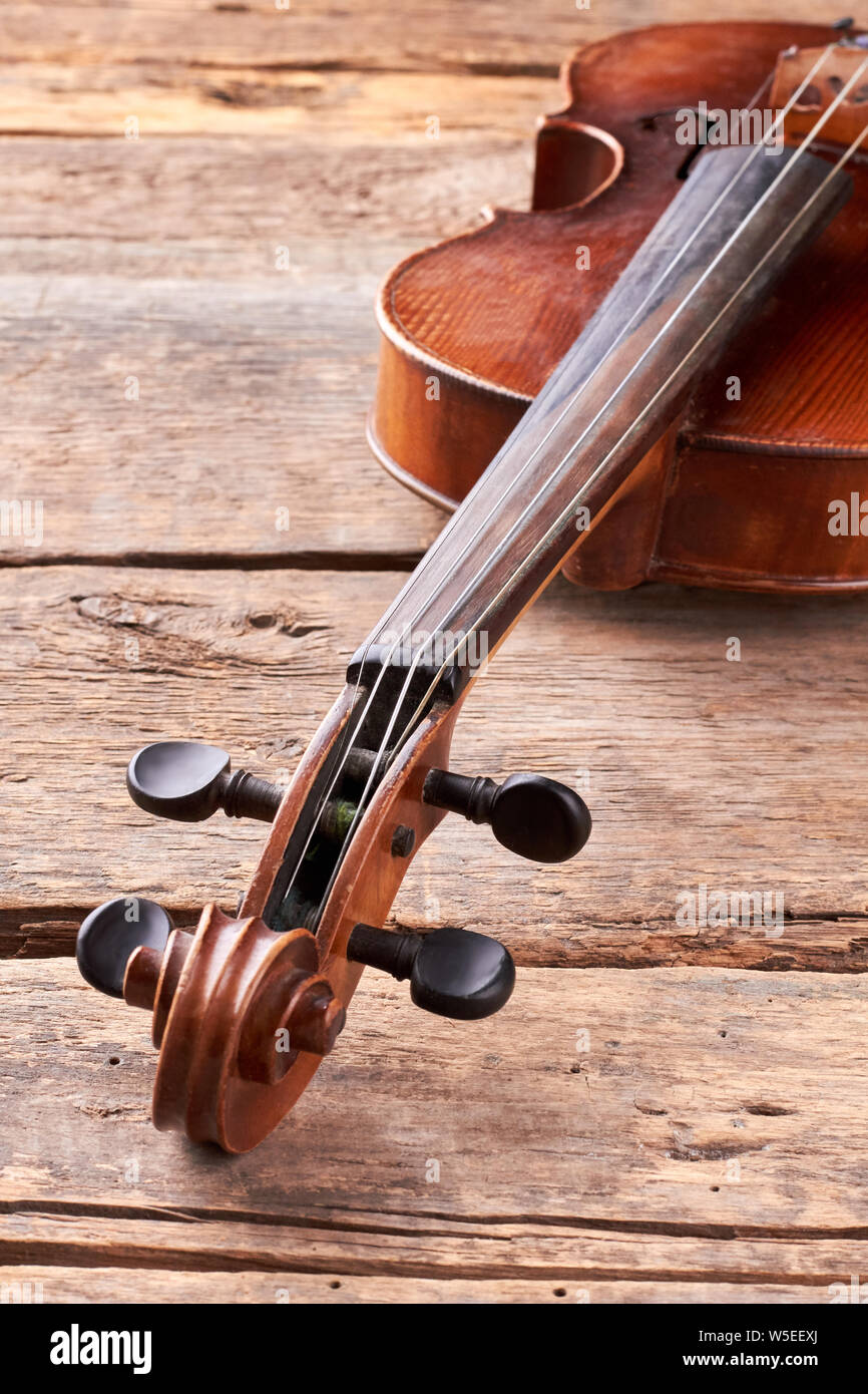 Prehistórico Empírico Cariñoso Violín vintage sobre tablones de madera Fotografía de stock - Alamy